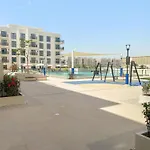 Vayk - Modern 2Br With Pool View In Town Square