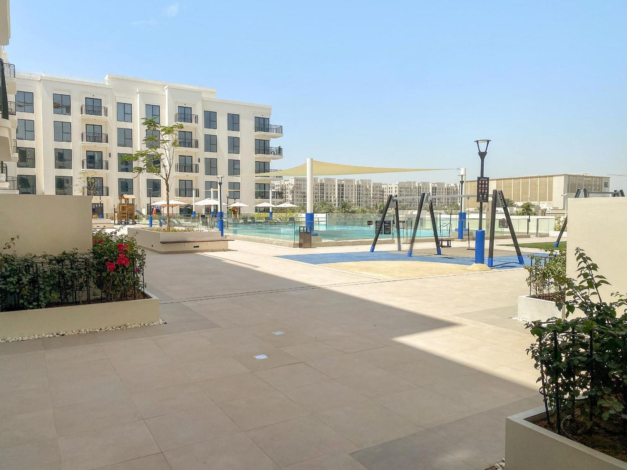 Vayk - Modern 2br With Pool View In Town Square Apartment *